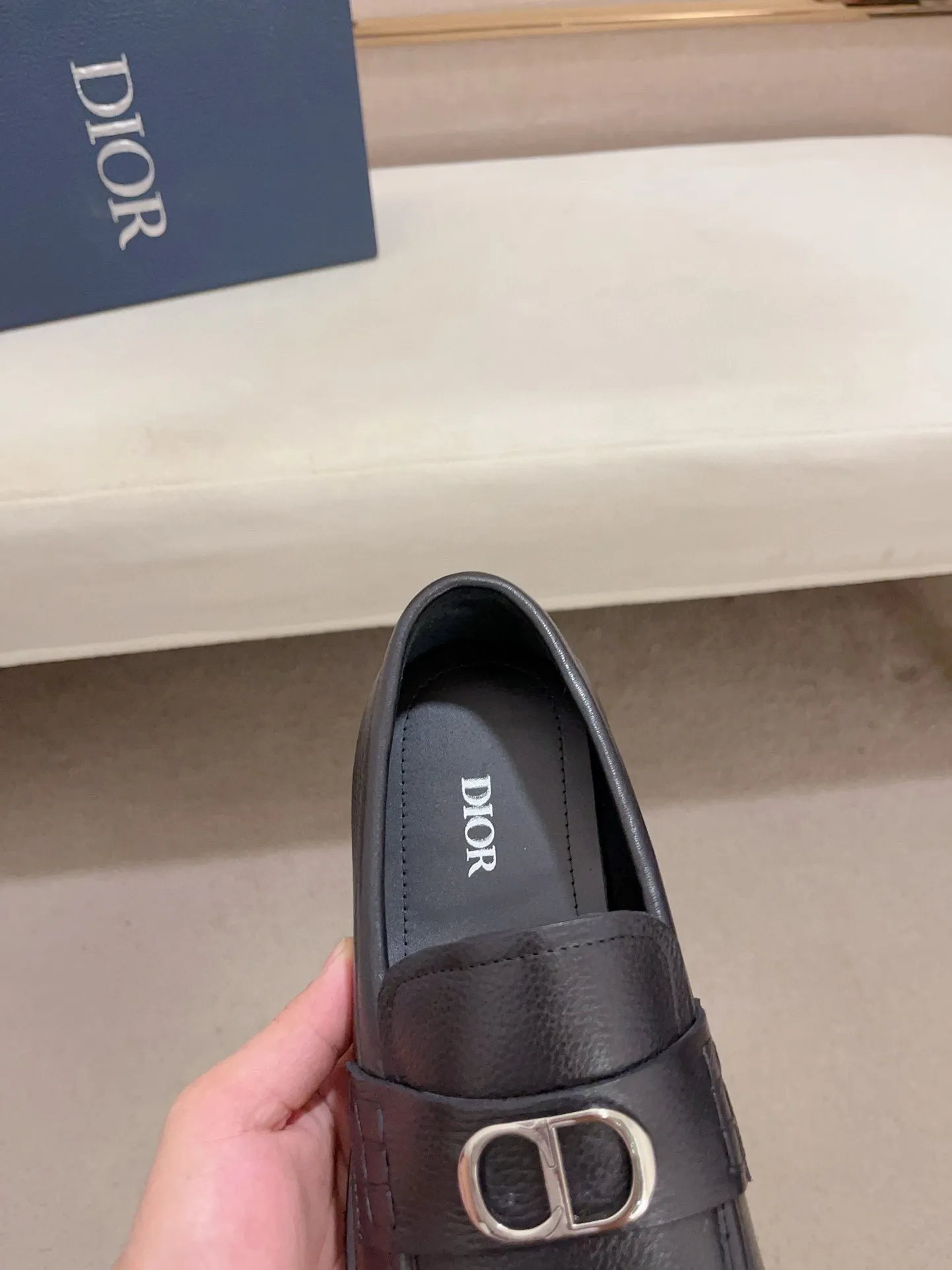 Men's shoes 💰: 560💰 High-end version of Dior Dior's new series. Famous actors and internet celebrities wear super popular designs. The sculptures of French artist Niki de Saint Phalle are designed as rings. Material: Imported original material ➕Painted cowhide Foot pads: cowhide Outsole: Rubber outsole Men's shoe size: 38~44 Can be customized to size 45